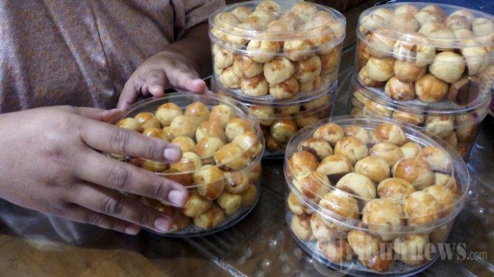 Bisnis kue lebaran milik Ny Yuli di kawasan Tambora, Jakarta Barat, mulai ramai menerima pesanan, Sabtu (17/4/2021). Kue lebaran jenis kue kering seperti nastar, kue salju, kastengel, banyak.diminati.karena harganya murah meriah.