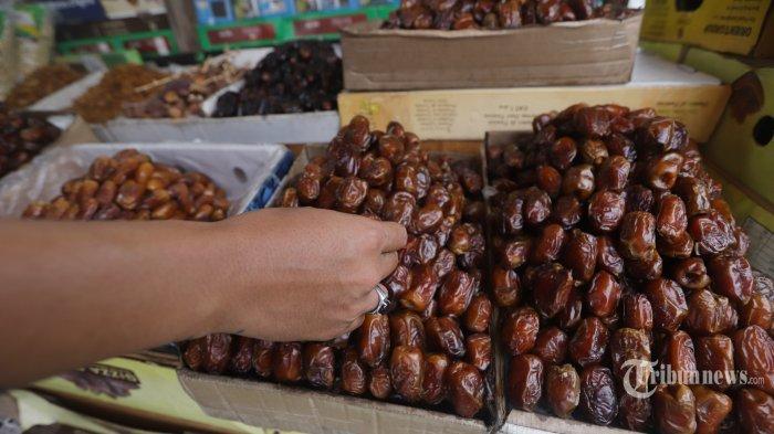 Ilustrasi kurma untuk buka puasa --- Pedagang sedang menata kurma yang berjualan di sekitar Jalan KH Mas Mansyur, Tanah Abang, Jakarta, Selasa (21/4/2020). Pandemi Covid-19 yang melanda Jakarta membuat lesu penjualan kurma, keuntungan pedagang menurun hingga 80 persen lebih padahal pada tahun sebelumnya menjelang Ramadhan biasanya ramai pembeli.