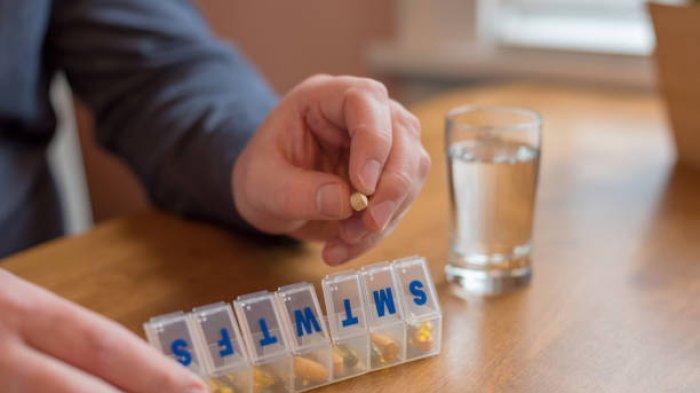 Ilustrasi penderita diabetes yang minum obat secara teratur