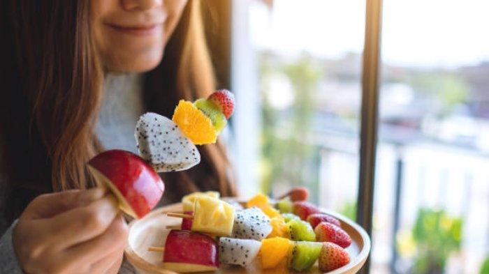 Ilustrasi makan buah segar