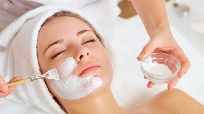 Ilustrasi melakukan treatment facial