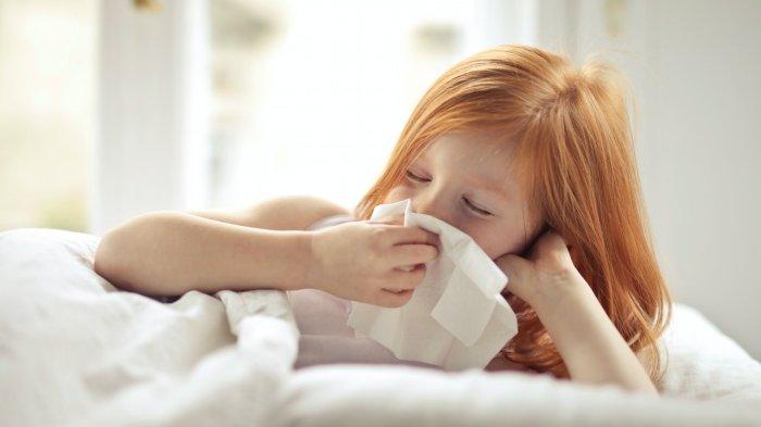 Ilustrasi balita yang mengalami hidung tersumbat, berikut ini cara mudah untuk mengatasinya