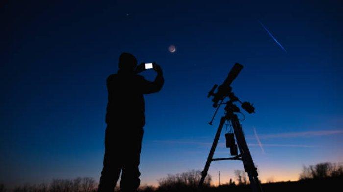 Ilustrasi melihat gerhana bulan