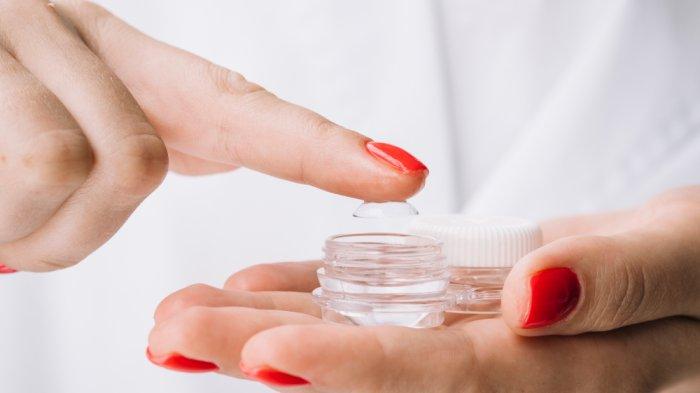 Ilustrasi membersihkan softlens, begini pemaparan