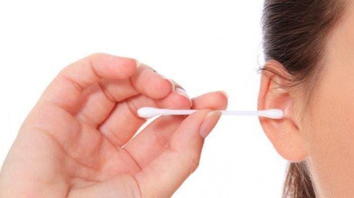 Ilustrasi membersihkan telinga dengan cotton bud tidak disarankan