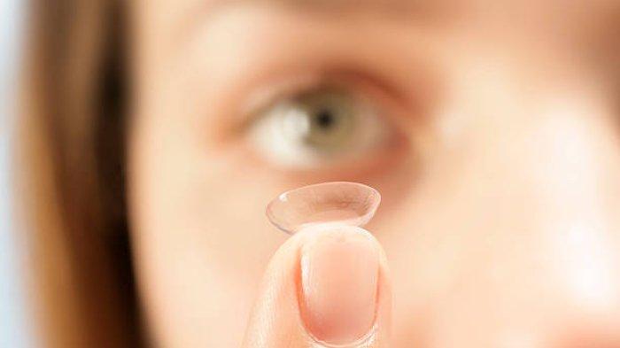Ilustrasi menggunakan softlens, begini tips menggunakan softlens dengan aman dan mudah