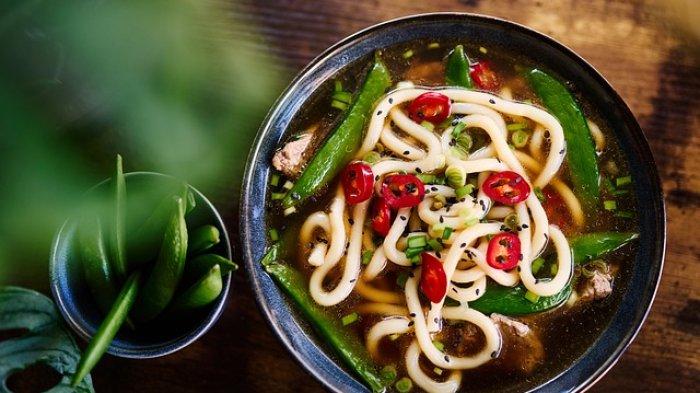 Ilustrasi mi yang ditambah sayuran