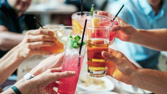 Ilustrasi minum alkohol
