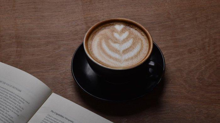 Ilustrasi kopi dengan tambahan pemanis, salah satu minuman yang sebaiknya dihindari saat gula darah tinggi