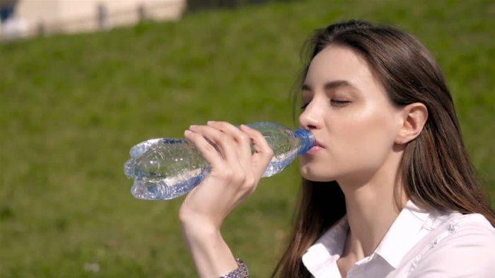Ilustrasi minum mineral water