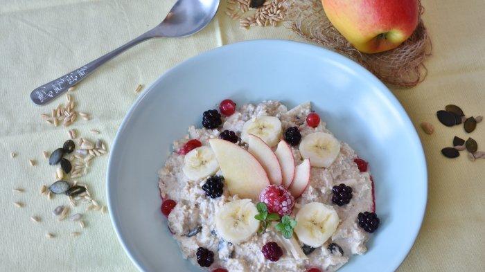 Ilustrasi oatmeal instan, salah satu menu sarapan yang tidak sehat