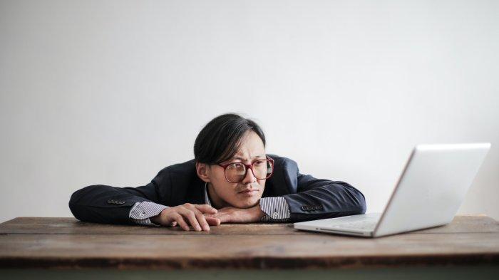 Ilustrasi lelah bekerja, berikut kenali dampak negatif kerja terlalu keras