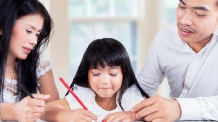 Ilustrasi orang tua yang mengajarkan pendidikan seksual kepada anak