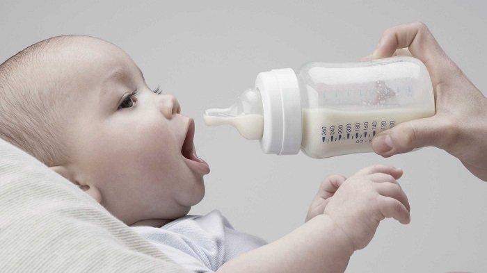 Ilustrasi pemakaian botol bayi