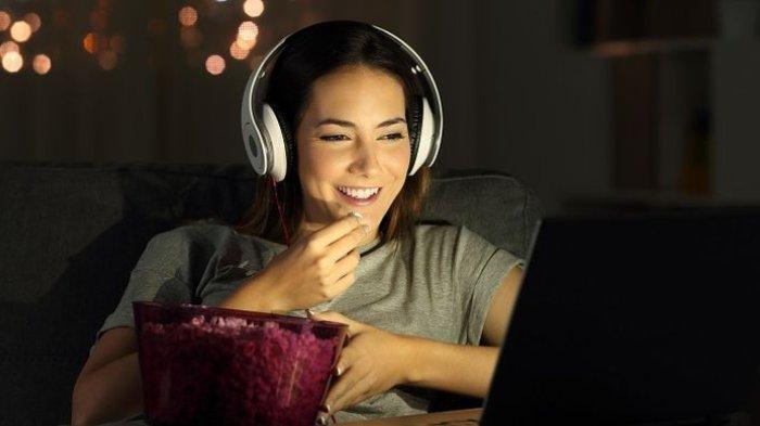 Ilustrasi pemakaian headphone.