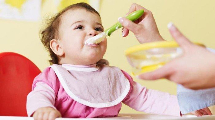 Ilustrasi memberi makan bayi, salah satu cara mencegah perut kembung