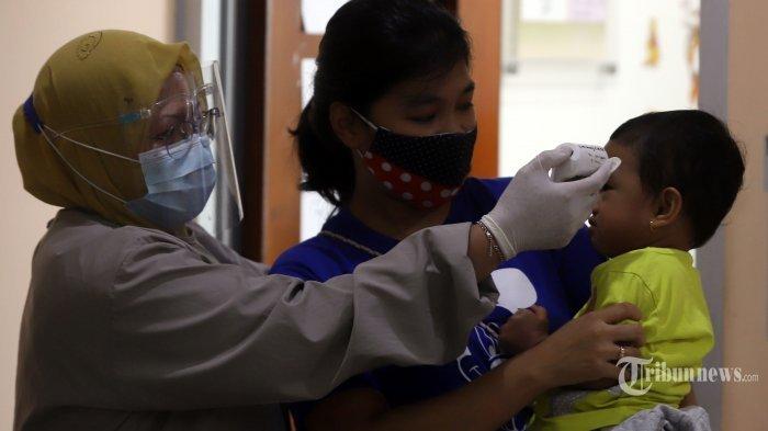 Ilustrasi pencegahan stunting - Petugas medis memeriksa suhu tubuh balita yang akan mengikuti imunisasi di Puskesmas Kecamatan Jatinegara, Jakarta Timur, Kamis (26/11/2020). Imunisasi rutin lengkap merupakan program vaksin dasar yang diberikan kepada bayi kurang dari 24 jam hingga anak berusia 3 tahun dengan tujuan mempertahankan tingkat kekebalan optimal sekaligus mencegah terjadinya stunting pada anak.