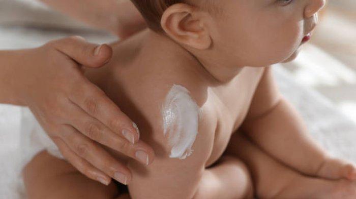 Ilustrasi penggunaan skincare bayi