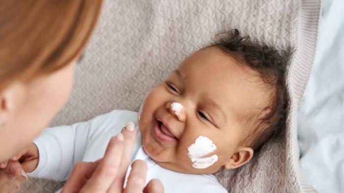Ilustrasi penggunaan skincare pada bayi