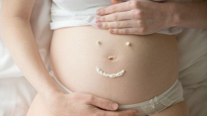 Ilustrasi penggunaan krim untuk mencegah timbulnya stretch mark, berikut penjelasan dari Dokter Kulit