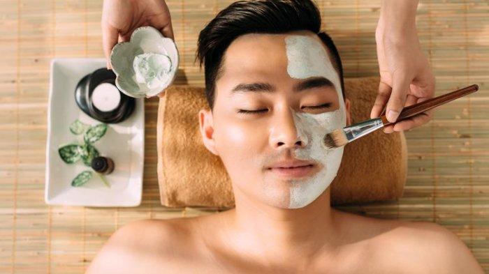 Ilustrasi pria menggunakan masker beras agar tampak lebih cerah