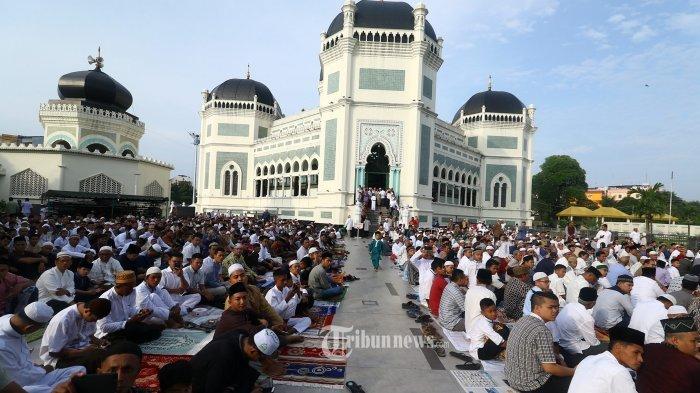 Foto dokumentasi/Ribuan umat islam melaksanakan Sholat Idul Fitri 1440 H di Masjid Raya, Medan, Sumatera Utara, Rabu (5/6/2019).