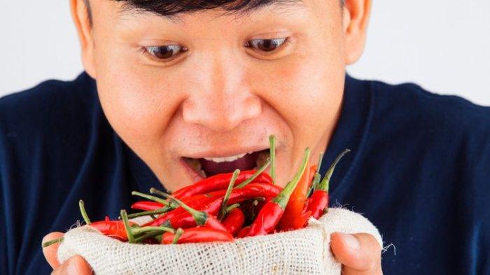 Ilustrasi seorang pria konsumsi cabai