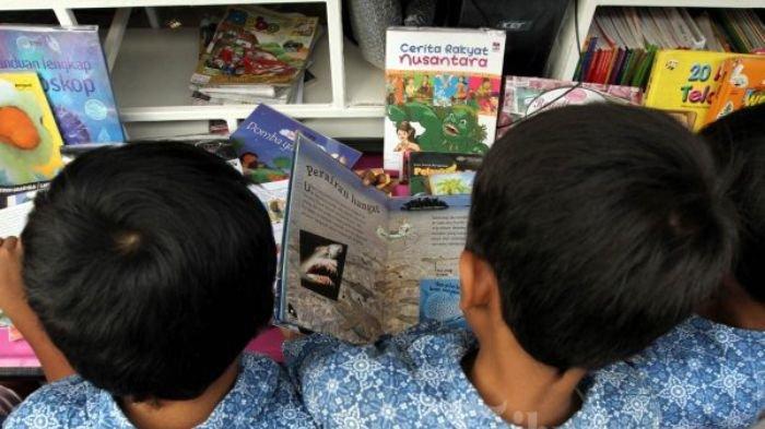 Ilustrasi Siswa sedang membaca - Siswa SDN 10 Sumur Batu membaca buku cerita di mobil perpustakaan di halaman Tugu Proklamasi Jakarta Pusat, pada acara Hari Membaca Anak Jakarta 2012, Kamis (22/11/2012). Pemprov DKI Jakarta menggelar Hari Membaca Anak Jakarta 2012 untuk meningkatkan minat baca masyarakat Jakarta dan memasyarakatkan Perpustakaan melalui berbagai kegiatan infodutainment (informatif, edukatif, dan entertainment).