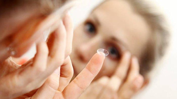 Ilustrasi menggunakan softlens, begini tips menggunakan softlens dengan aman dan mudah