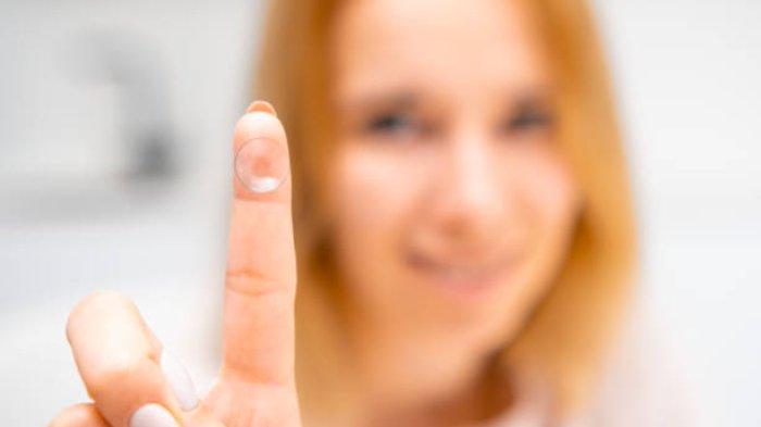 Ilustrasi softlens yang hendak digunakan pada mata