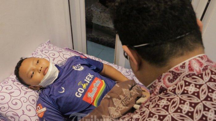 Iq balurrochman. AMK sedang menangani pasien yang sedang melakukan proses sunat di Klinik Linamedika Jalan Raya Randugarut No 30 Semarang, Jawa Tengah. Sunat adalah proses pelepasan kulup atau kulit yang menyelubungi ujung penis. Tidak hanya pada orang dewasa dan anak-anak, sunat atau sirkumsisi juga bisa dilakukan terhadap bayi. Manfaat sunat bagi kesehatan tidaklah sedikit, antara lain menurunkan risiko terjadinya penyakit menular seksual dan infeksi saluran kemih. Dilihat dari sisi medis, ada banyak manfaat yang bisa diperoleh jika menjalani prosedur sunat atau khitan, di antaranta mengurangi risiko terjadinya penyakit seksual menular, seperti herpes atau sifilis. Mencegah terjadinya penyakit pada penis, seperti nyeri pada kepala atau kulup penis yang disebut fimosis. Mengurangi risiko terjadinya infeksi saluran kemih yang berkaitan dengan masalah ginjal. Mengurangi risiko terjadinya kanker penis dan kanker serviks pada pasangan. Membuat kesehatan penis lebih terjaga, karena penis yang disunat lebih mudah dibersihkan.