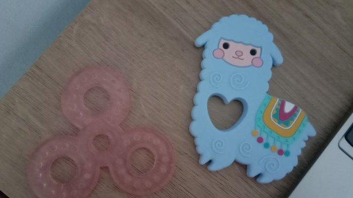 ilustrasi bayi yang menggunakan teether, berikut cara memilih teether untuk bayi yang alami tumbuh gigi