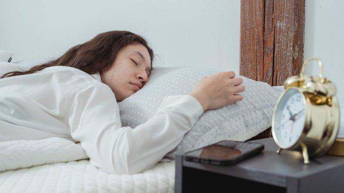 Ilustrasi tidur dengan waktu yang konsisten, salah satu kebiasaan baik untuk meningkatkan kualitas tidur