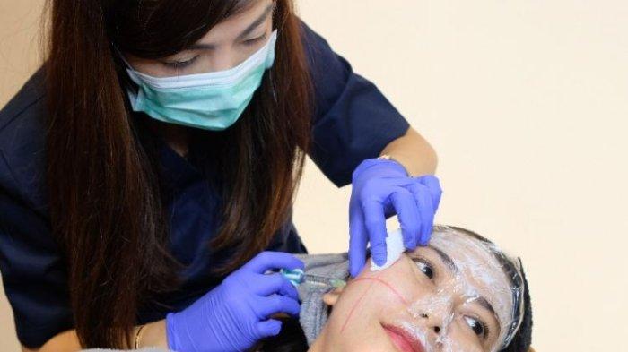 ilustrasi seseorang yang melakukan treatment skin booster
