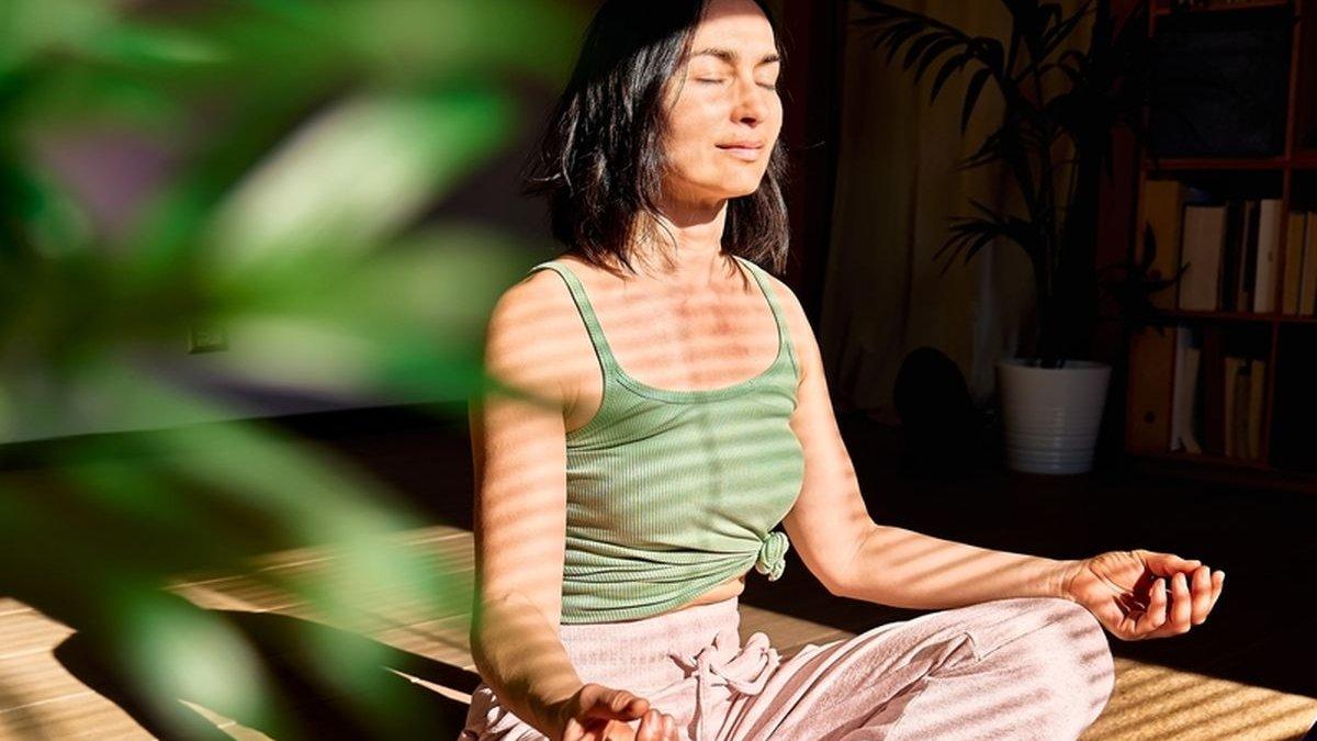 ilustrasi yoga untuk mengelola stres