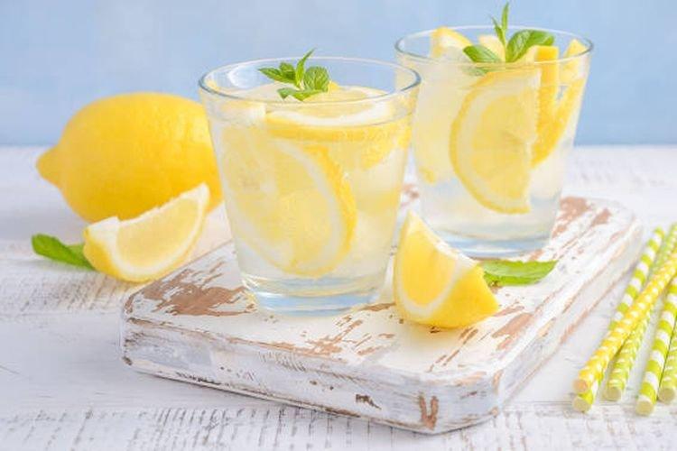 Ilustrasi air lemon, berikut manfaat air lemon untuk kesehatan