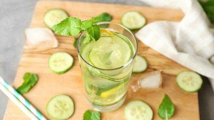 Ilustrasi infused water mentimun bagus untuk mengatasi batu ginjal, berikut sederet manfaatnya
