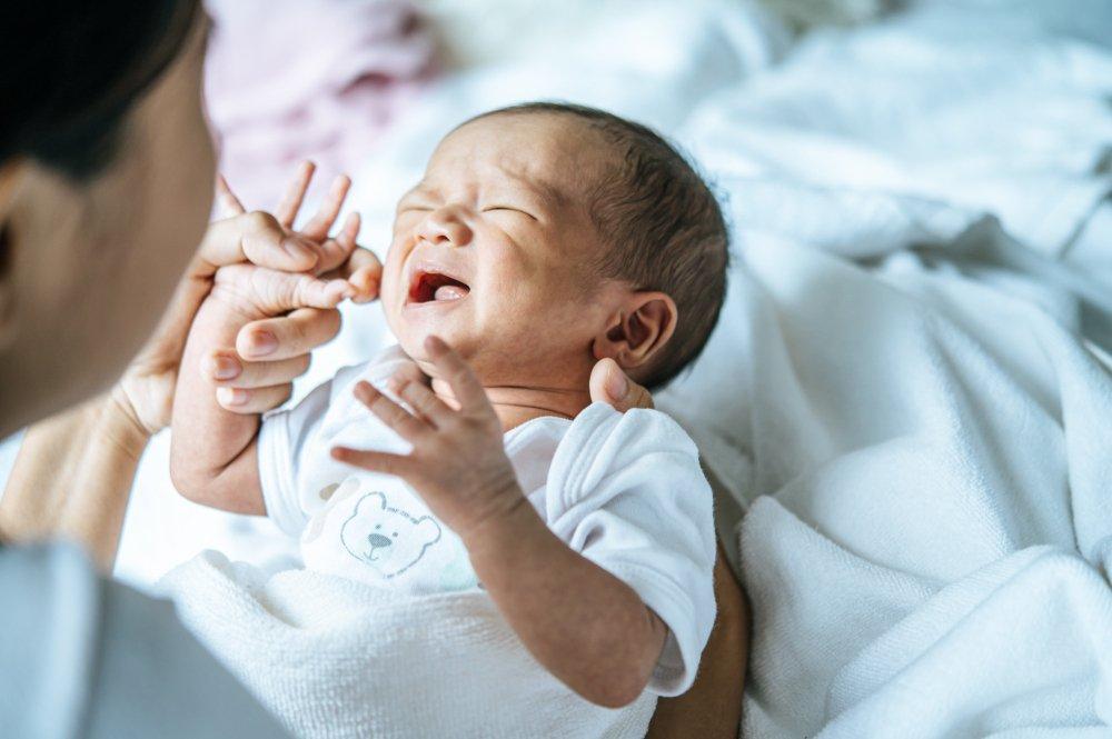 ilustrasi bayi menangis di malam hari, berikut kenali penyebabnya
