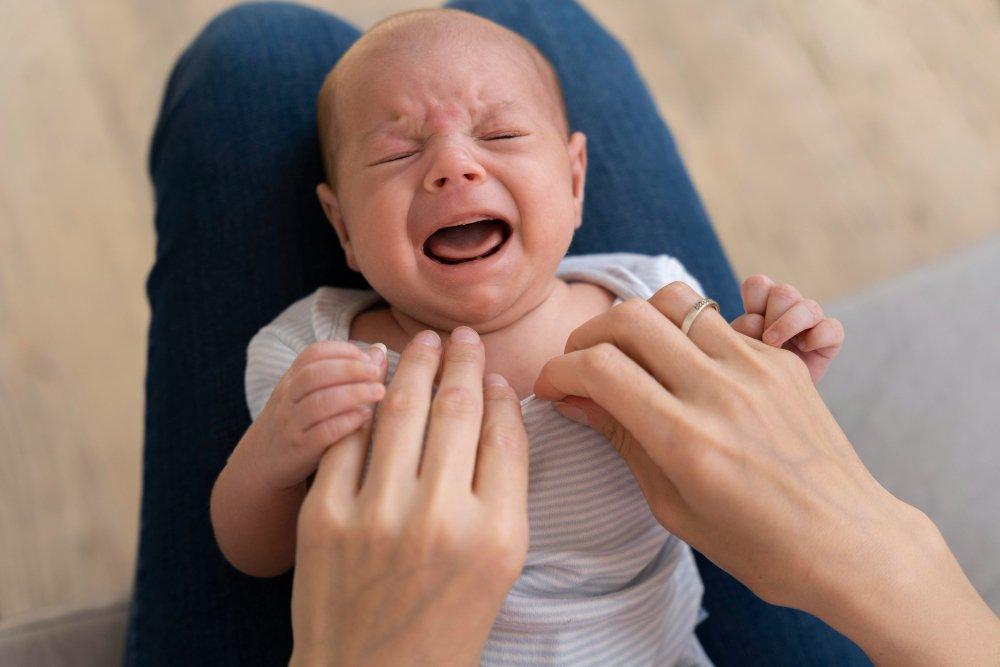 ilustrasi bayi rewel akibat susah tidur di malam hari