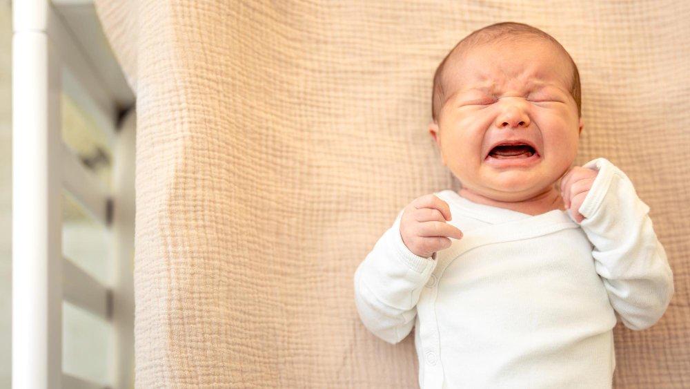 ilustrasi bayi menangis karena sembelit, berikut alternatif susu formula yang tidak bikin bayi sembelit
