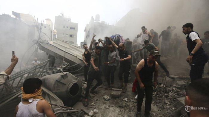 FOTO HANYA ILUSTRASI - Warga Palestina mengeluarkan jenazah dari reruntuhan bangunan pasca serangan udara Israel di kamp pengungsi Jebaliya, Jalur Gaza, Senin, 9 Oktober 2023. 260 anak telah terbunuh akibat serangan Israel di Gaza.