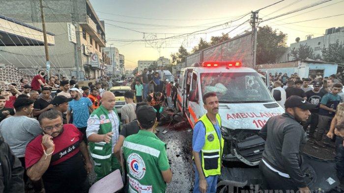 Seekor kuda mati tergeletak di tanah ketika orang-orang berkumpul di sekitar ambulans yang rusak akibat serangan Israel yang dilaporkan di depan rumah sakit Al-Shifa di Kota Gaza pada 3 November 2023, ketika pertempuran antara Israel dan gerakan Hamas Palestina terus berlanjut. Menurut kepala layanan pers pemerintah Hamas, serangan tersebut menargetkan