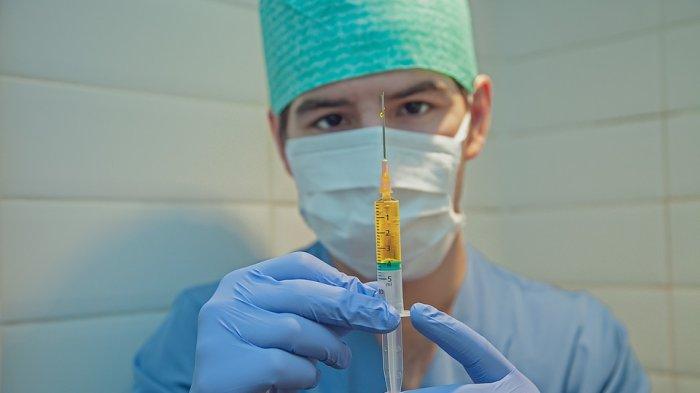 Iustrasi dokter memberikan vaksin