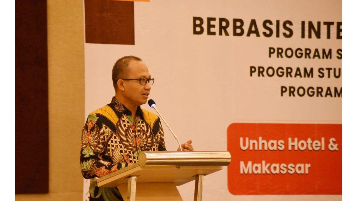 Kegiatan ini secara resmi dibuka oleh Prof. Ruslin.