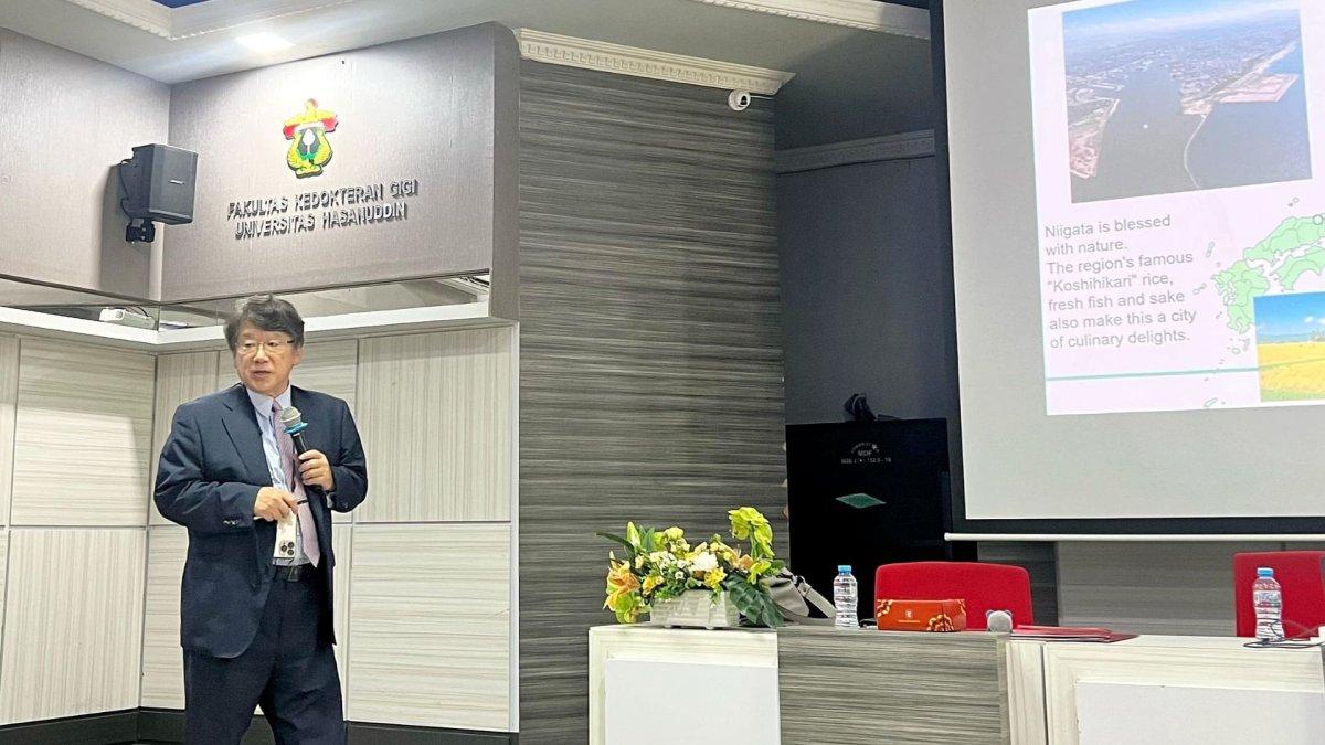 Prof. Takeyasu Maeda, DDS., Ph.D menerangkan materi