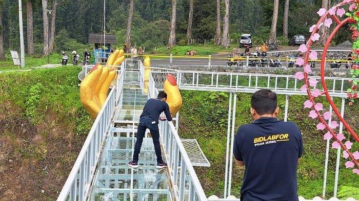 Tim labfor Polda Jateng saat memeriksa kondisi jembatan kaca 'The Geong' di Wisata Hutan Pinus Limpakuwus, Banyumas, Kamis (26/10/2023).