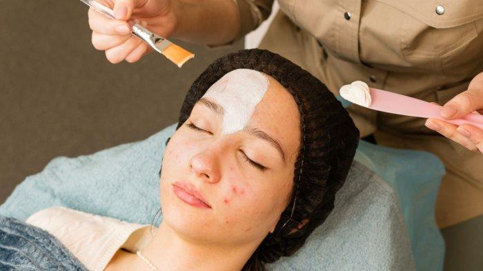 ilustrasi seseorang yang sedang melakukan peeling