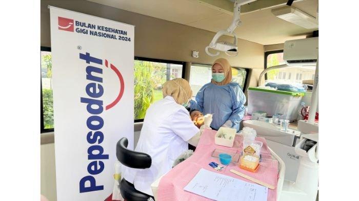 Pada kegiatan bakti sosial ini, diadakan pemeriksaan gigi dan mulut yang dilakukan oleh mahasiswa Spesialis Kedokteran Gigi Anak.