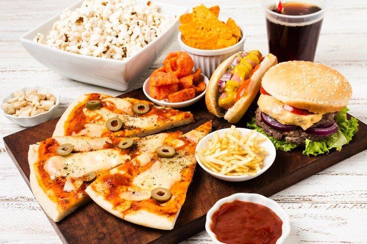 ilustrasi konsumsi makanan olahan berlebihan, kebiasaan buruk yang dapat membuat otak menua lebih cepat