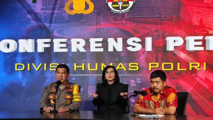Juru Bicara Detasemen Khusus (Densus) 88 Antiteror Polri Kombes Aswin Siregar (kanan) dalam jumpa pers di Mabes Polri, Jakarta, Jumat (3/11/2023).
